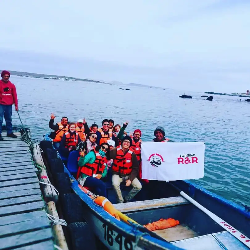 Isla Damas Turistas de Turismo R&R en bote para avistamiento de delfines en Isla Damas y Punta de Choros