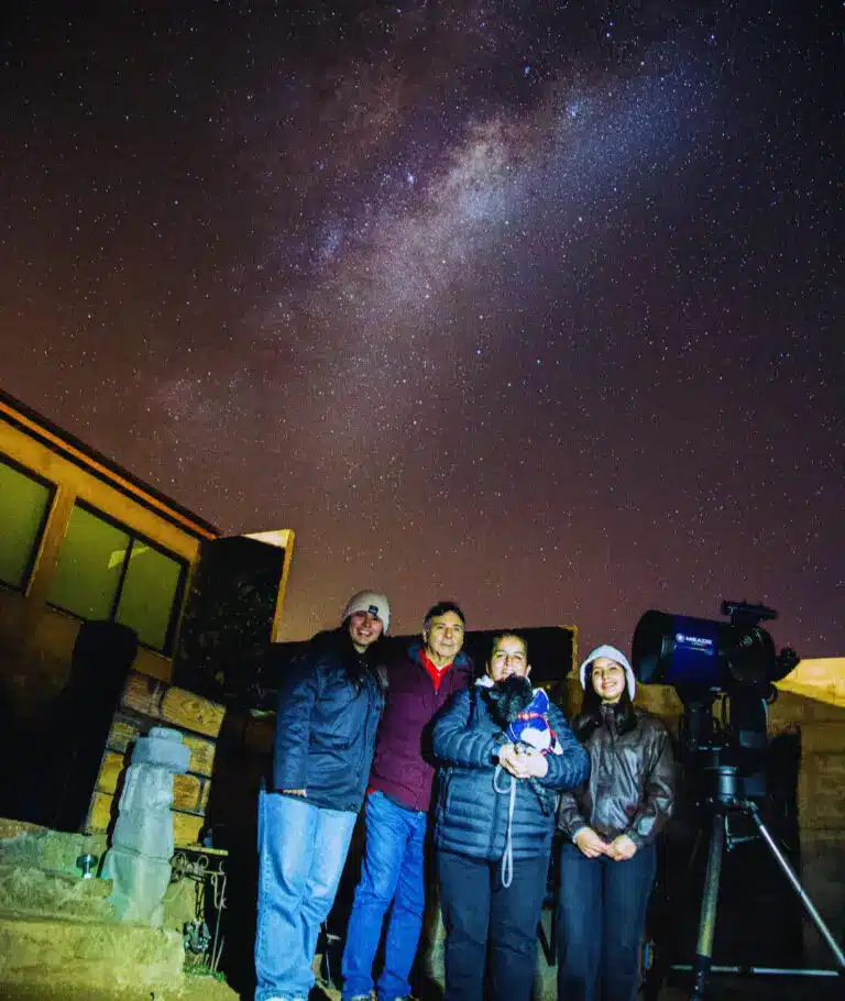 Turistas realizando observación astronómica con telescopios platinizados en Observatorio Astronías