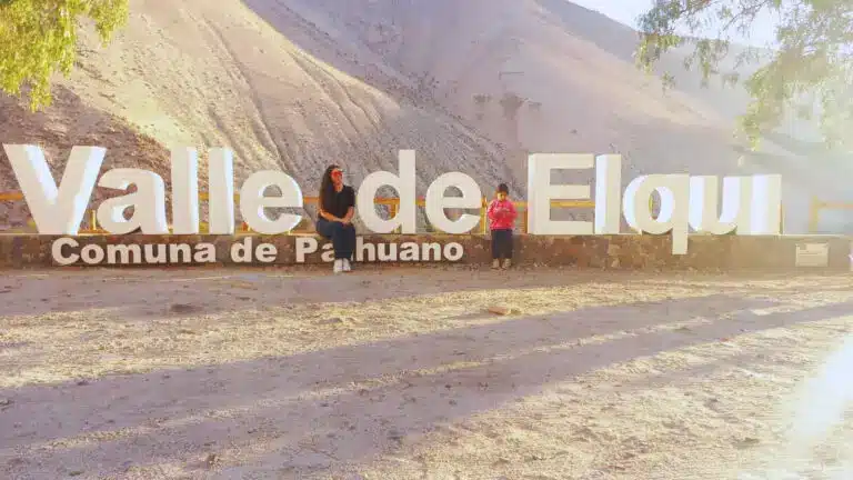 Valle del Elqui Letrero turístico de Paihuano con turistas de Turismo R&R