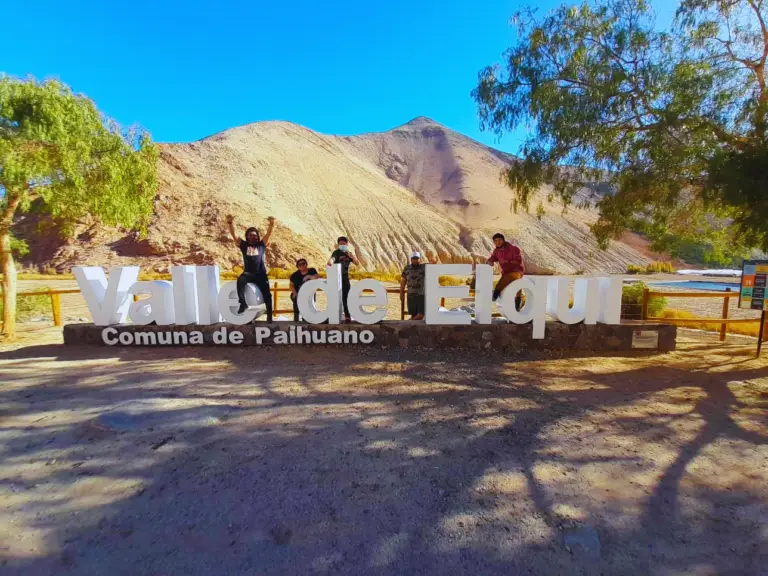 Valle del Elqui Letrero turístico de Paihuano con turistas de Turismo R&R
