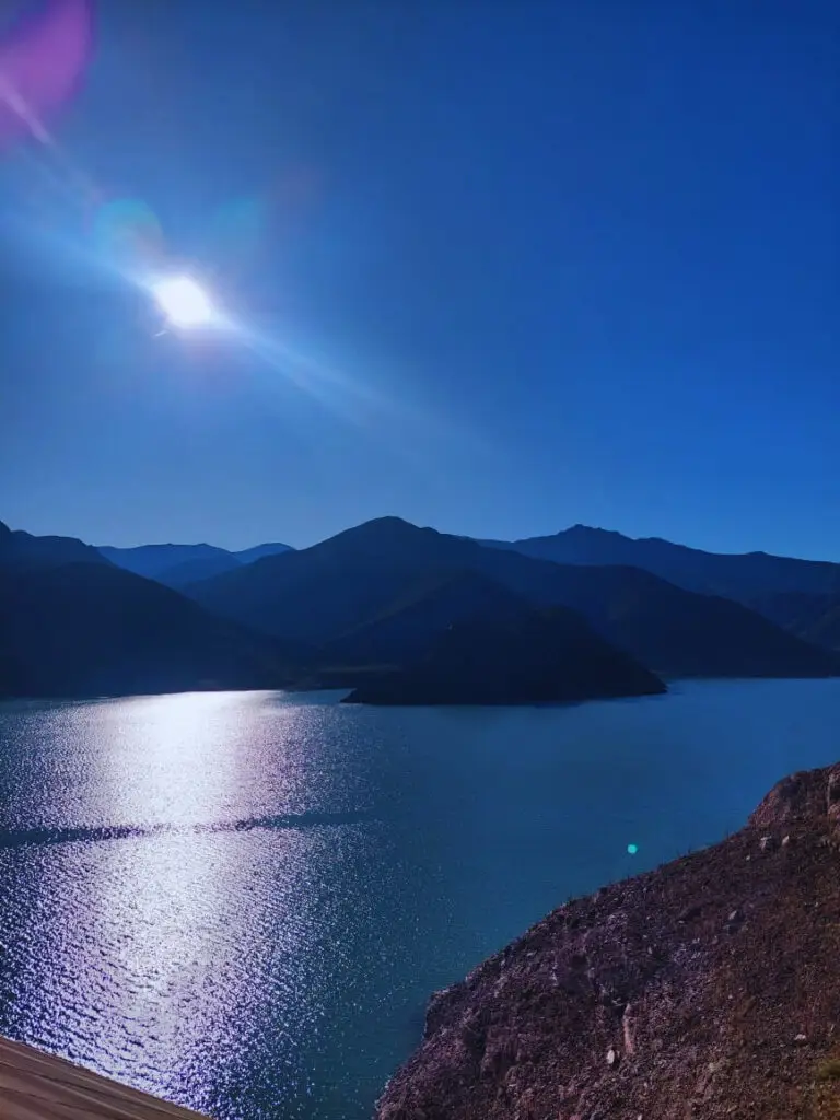 Valle del Elqui Vista panorámica del Embalse Puclaro en el Valle del Elqui con Turismo R&R